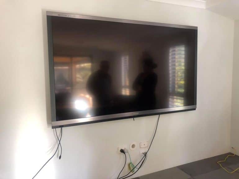 bad tv mounting by owner in the vines
