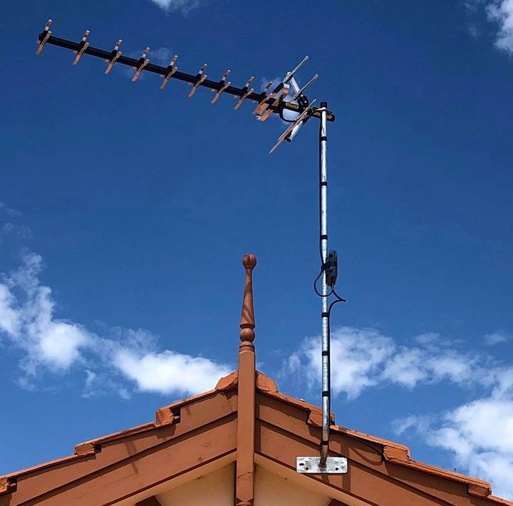 A new UHF TV antenna facing to the transmitter at Two Rocks with a dedicated UHF Pre-Amp.