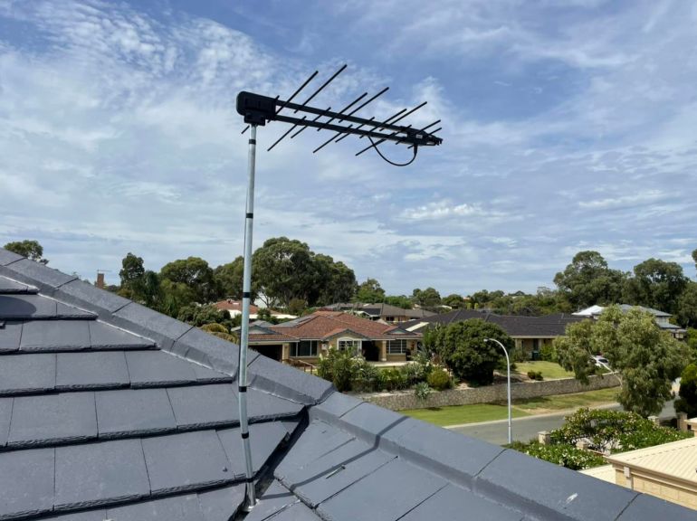 black arrow tv antenna on roof in connolly